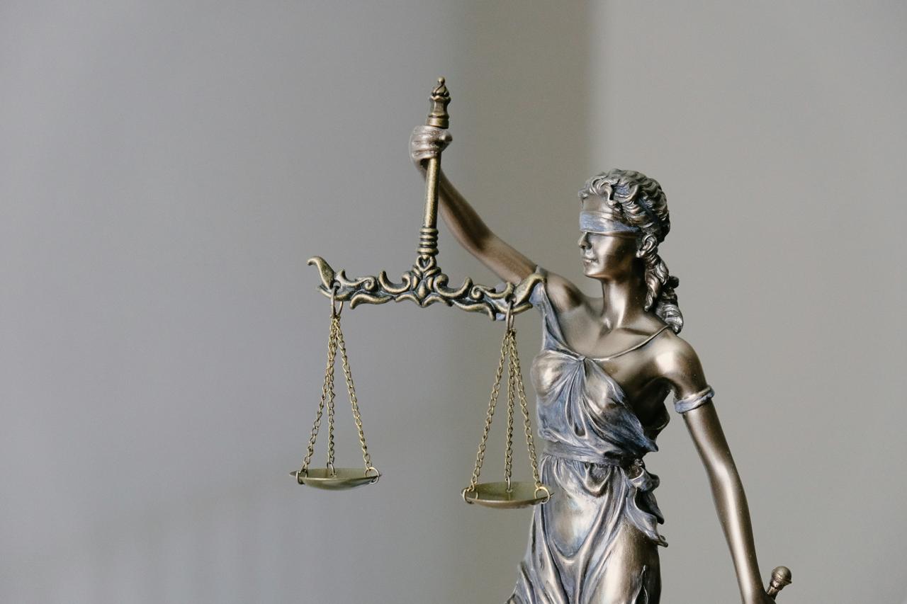 Statue de la Justice tenant une balance, symbole de la médiation